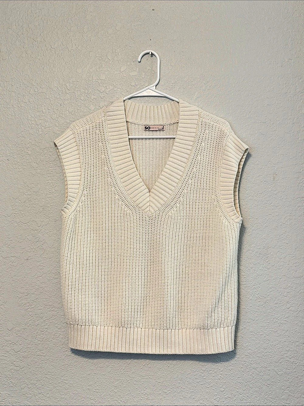 SO Good For Life V-Neck Knit Sweater Vest in Cream Size Small Like New